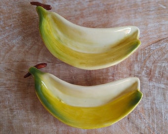 Midcentury Italian Majolica Banana Dishes, two tri-footed dishes