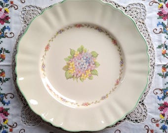 Prato de jantar vintage J&G Meakin Sunshine Sol, década de 1940, com estampa floral em tons pastel e borda verde ondulada, fabricado na Inglaterra.