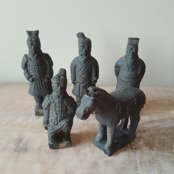 guerriers en terre cuite vintage, souvenirs vintage, quatre figurines de guerriers et un cheval, figurines en terre cuite