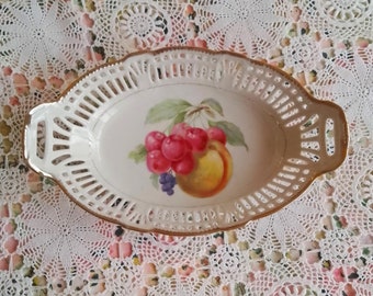 Assiette oblongue bavaroise vintage réticulée en porcelaine avec motif fruit peint à la main et bord doré, 1930s