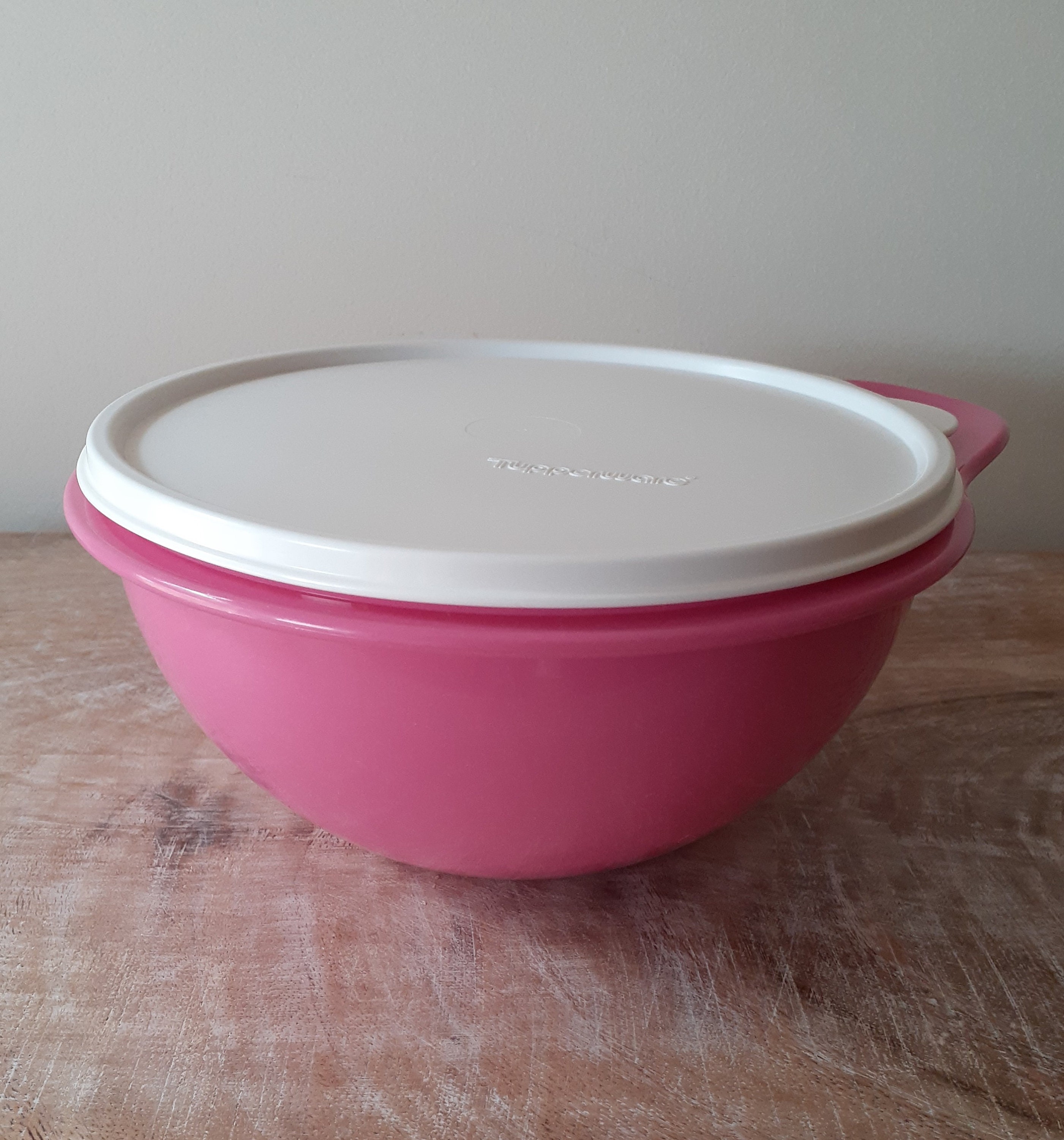 Hot Pink Tupperware Thatsa Bowl, Mixing bowl or food storage with handle,  white lid, 1.4 litres, model 3056B-1