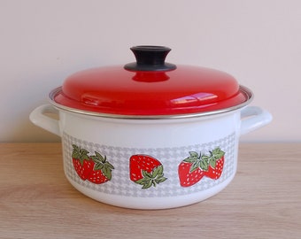 Batterie de cuisine en émail vintage avec des fraises, Fabriqué en Roumanie