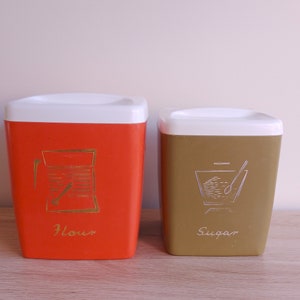 Vintage Nally-keukencontainers uit de jaren 50 voor meel en suiker, oranje en kakikleurige jerrycans