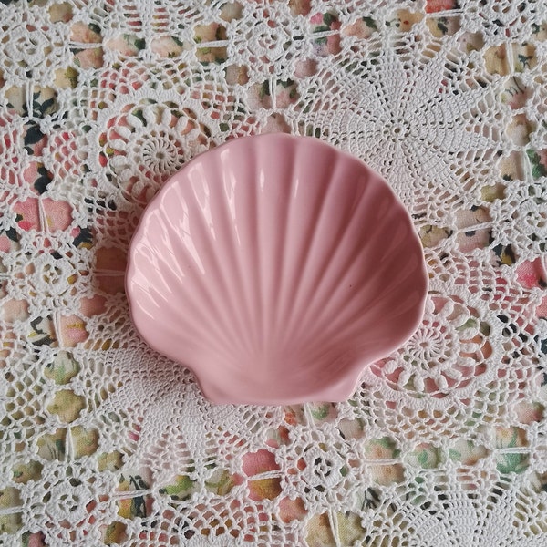 Pretty pink 1980s shell dish, vintage ceramic ring or trinket dish by Robert Green