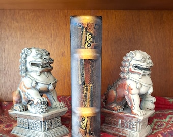 ヴィンテージ風の狛犬ブックエンド、古びた守護獅子、素朴な石造りの寺院の犬