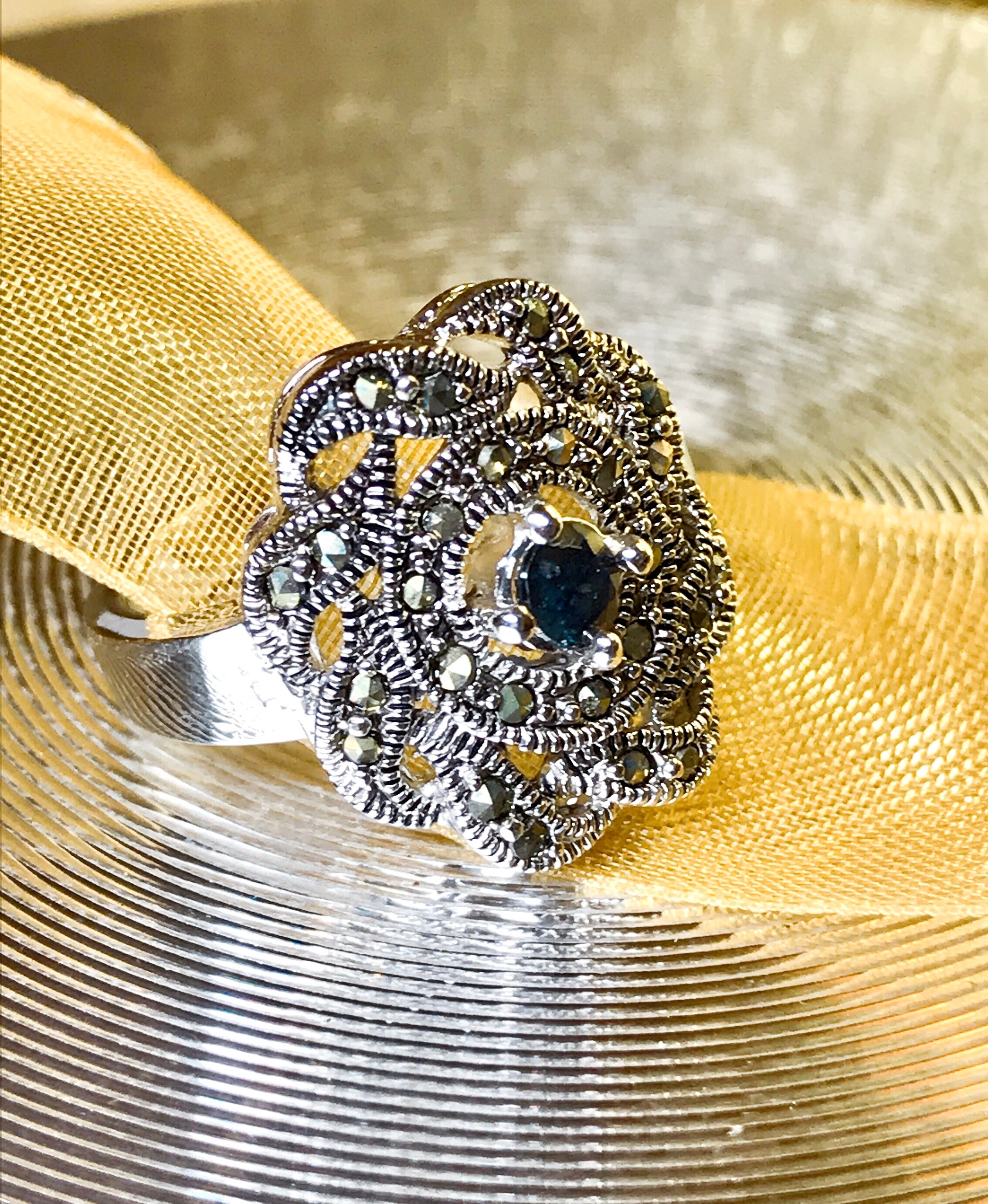 Bague Plaque Rhodié Avec Pierre Rouge - Taille émeraude/S - Noire Taille 7.25 - Neuf Sans Emballage