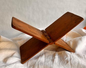 Suporte para livros vintage em madeira entalhada à mão, estilo rústico, para exibir livros de receitas.