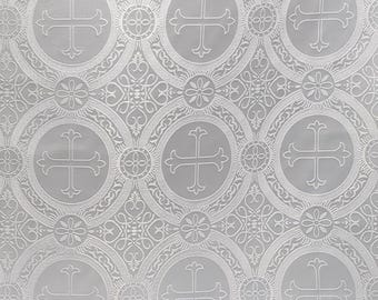 Liturgische brokaatstof, effen wit satijnjacquard, omkeerbaar ontwerp met elegante bloemkruismedaillons. Stof op maat gesneden.