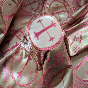 Tela de brocado litúrgico metalizado fucsia rosa y dorado con medallón de cruz con flores religiosas, diseño elegante, tela cortada a medida