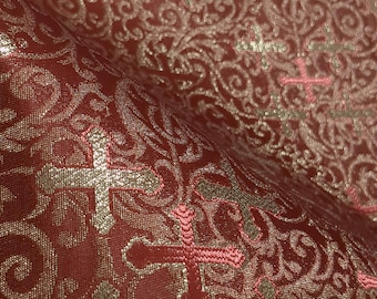 Rood liturgisch ontwerp metallic brokaatstof met gouden kruisen en filigraanpatroon, extra breed 60/62" Verkocht op maat gesneden