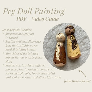 Op de afbeelding: Twee beschilderde houten pegpoppen met bruine en gele bloemenpatronen. De poppen staan op een witte achtergrond met tekst die "Peg Doll Painting PDF + Video Guide" zegt en een lijst bevat met wat er in de gids is opgenomen.