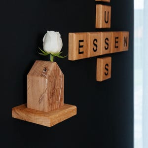 Estante de pared flotante de madera maciza de roble, complemento para la pared de letras be.massive