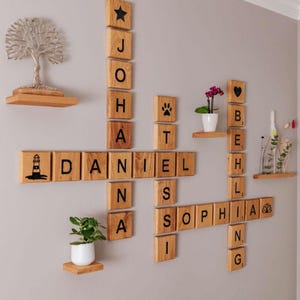 14x14x2cm Letras de colores Azulejo de madera maciza de roble Letra de Scrabble Decoración de pared Mural Decoración de pared Declaración de misión Publicidad be.massive