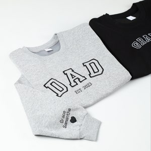 Besticktes Sweatshirt, Name auf dem Ärmel mit Herzen, Opa Shirt mit Datum, Daddy Est Jahr Shirt, Geschenk für neuen Vater, Vatertagsgeschenk Bild 1
