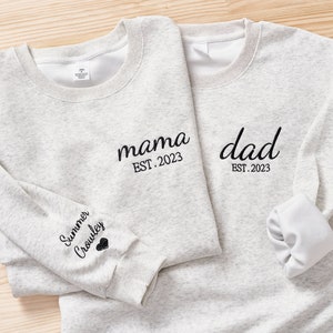 Papa gesticktes Sweatshirt, individuelles Papa Shirt mit Kindernamen, Herz auf dem Ärmel, Papa est Jahr Hoodie, Geschenk für neuen Papa, Vatertagsgeschenk Bild 7