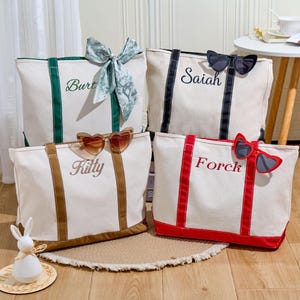 Puede incluir: Cuatro bolsas de lona personalizadas con ribetes de diferentes colores y gafas de sol. Las bolsas est&aacute;n etiquetadas con "Burt", "Saiah", "Kitty" y "Forck".