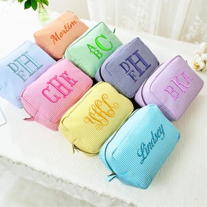 Bestickte Name Seersucker Make-up Tasche, Gestickte Kosmetiktasche, Makeup Tasche, Brautjungfer Geschenk Tasche, Kosmetiktasche, Brautparty Geschenk, Geschenk für Sie