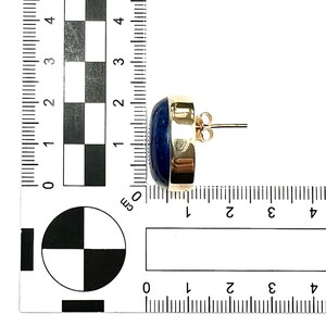 K&ouml;nnte beinhalten: Goldfarbene Ohrstecker mit einem blauen ovalen Edelstein. Die Ohrringe haben einen Durchmesser von etwa 1 cm.