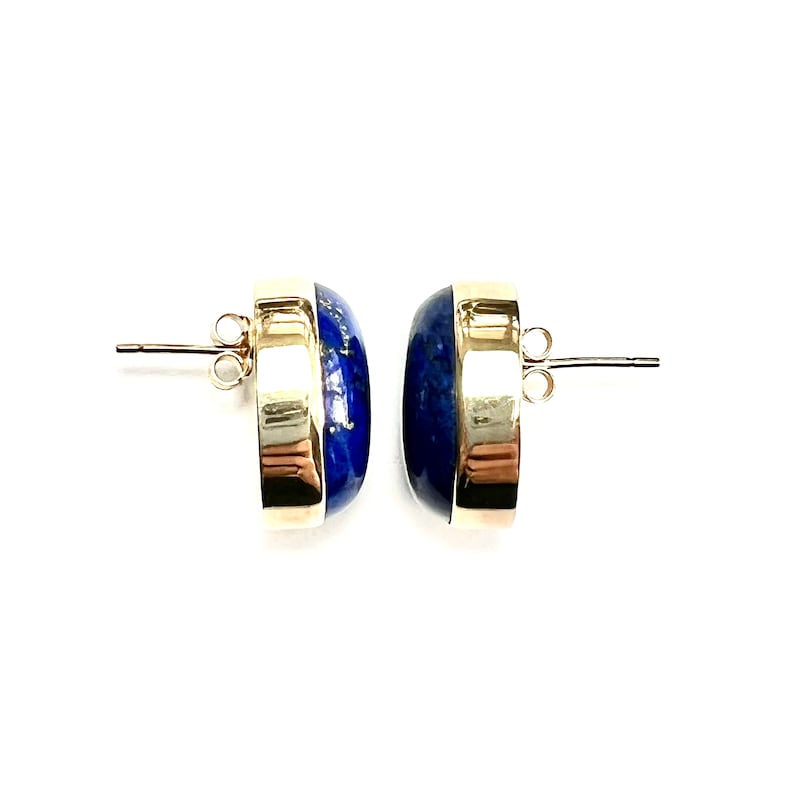 K&ouml;nnte beinhalten: Ein Paar goldene Ohrringe mit blauen Lapislazuli-Steinen. Die Steine sind in einer goldenen Fassung gefasst und die Ohrringe haben einen Stift und einen Schmetterlingsverschluss.