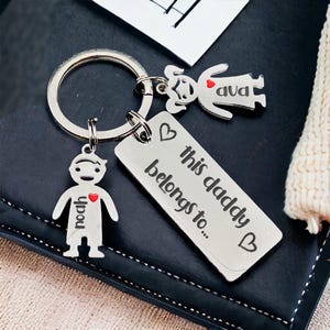 Llavero Personalizado, Rectángulo Plateado Grabado de Acero Inoxidable con Amuletos Infantiles
