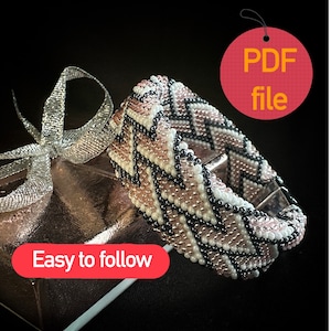 Könnte beinhalten: Ein rosa, weiß und schwarzes Perlenarmband mit einem Chevron-Muster. Das Armband liegt auf einer goldenen Oberfläche mit einem silbernen Band. Der Text "Einfach zu befolgen" befindet sich auf einem roten Hintergrund. Der Text "PDF-Datei" befindet sich auf einem roten Kreis.