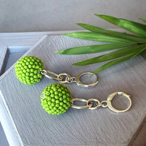 Lime Green dangly kralen ballen oorbellen, Kralenwerk oorbellen, Casual Denim look oorbellen, Cadeau voor vriend