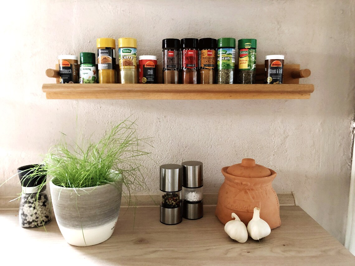 estantes de madera para especias