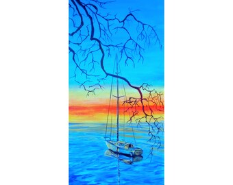 Può includere: Un dipinto che rappresenta una barca a vela ancorata in un'ampia distesa d'acqua blu, con un tramonto sullo sfondo. La barca a vela è bianca con uno scafo blu e un albero maestro marrone. Il tramonto è arancione, giallo e rosso. L'acqua è di un blu profondo con creste bianche. Un ramo d'albero spoglio pende sull'acqua nell'angolo in alto a sinistra del dipinto.