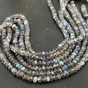 Peut inclure: Un brin de perles de labradorite facettées gris foncé. Les perles ont un léger éclat iridescent.