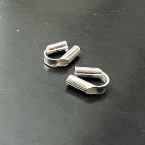 Peut inclure: Deux embouts de sertissage en métal argenté pour la fabrication de bijoux.