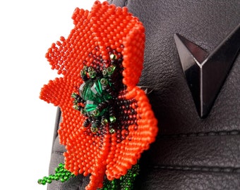 Broche de amapola roja hecho a mano: broche de flor con cuentas checas