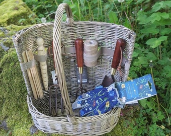 British Garden Geschenkset, personalisierter 12-teiliger extra großer Gartenkübel mit Werkzeugset und Zubehör von National Trust (Marineblaue Wiesenhandschuhe)
