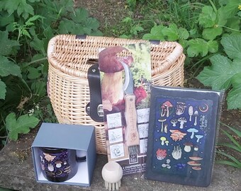 Zestaw prezentowy All Day Forager, 5 elementów, plecak-kosz do zbierania grzybów z narzędziem do zbierania grzybów, szczotką do zbierania grzybów i kubkiem do zbierania grzybów - Mushrooms of the UK - x