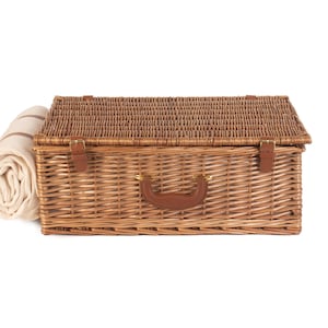 Personalisable 4 Person Deluxe Picnic Basket, Quintessential British Picnic Hamper for Four, Picnic Basket with Coordinated Accessories image 9