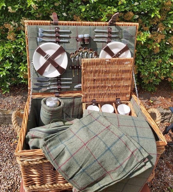 Personalisable 6 Person Deluxe Picnic Basket, Quintessential British Picnic  Hamper for Six, Picnic Basket With Coordinated Accessories 