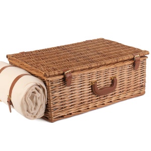 Personalisable 4 Person Deluxe Picnic Basket, Quintessential British Picnic Hamper for Four, Picnic Basket with Coordinated Accessories image 8