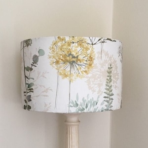 Wiesenblumen Lampenschirm, handgemachter Lampenschirm, Pastell Lampenschirm, Designer Lampenschirm, Trommel Lampenschirm