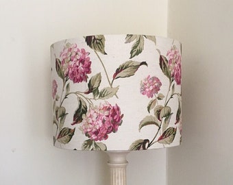 LAURA ASHLEY HYDRANGEA Handgefertigter Lampenschirm, Natürlicher und Rosa Leinen Lampenschirm, Designer Lampenschirm, Trommel Lampenschirm, Zylinder Lampenschirm