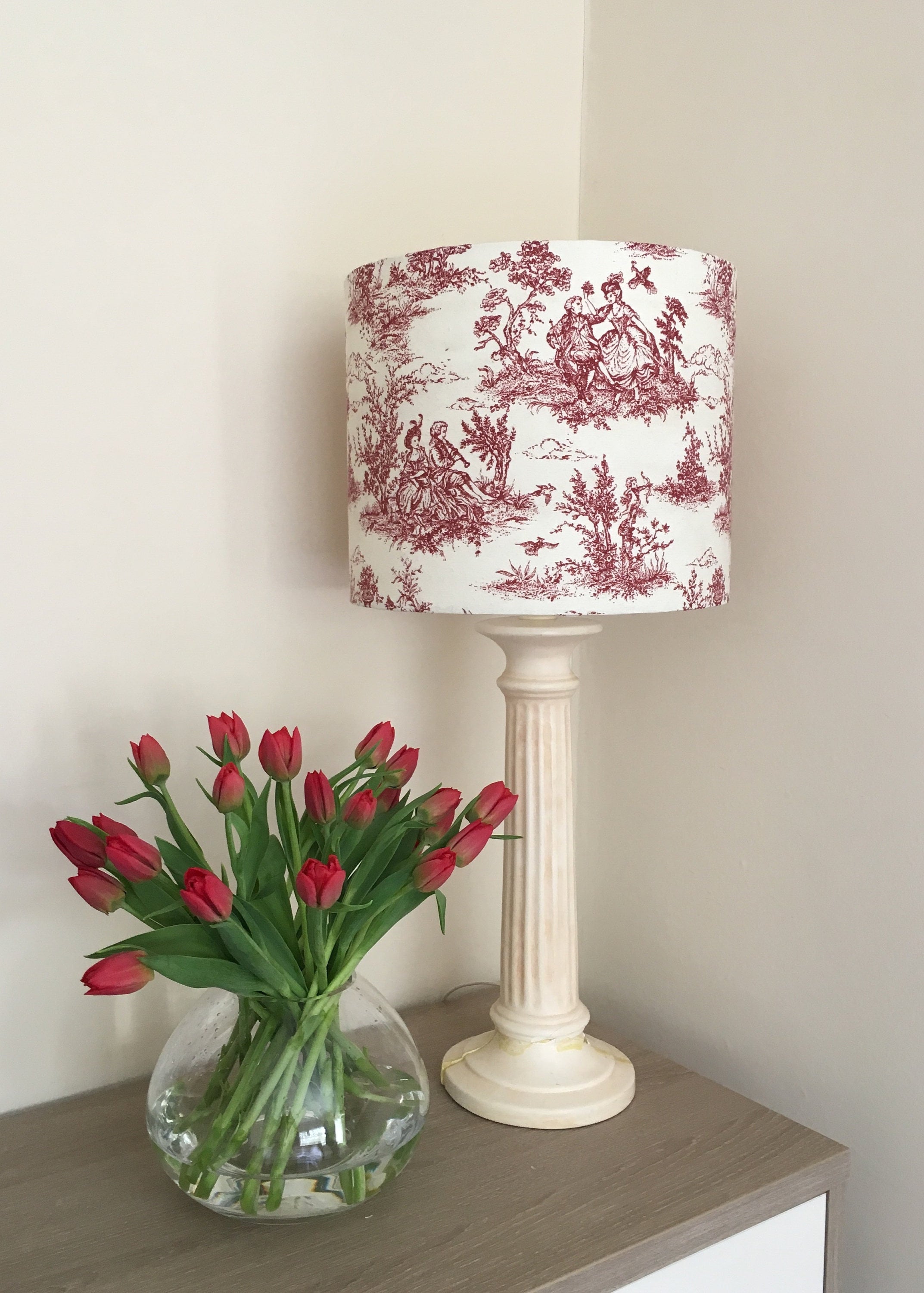 Abat-jour ROUGE FRENCH LOVERS, abat-jour Toile de Jouy fait main, abat-jour rouge et crème, abat-jour design, abat-jour tambour