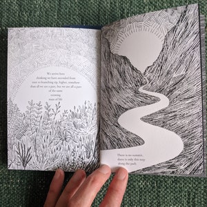 Op de afbeelding: Een zwart-witte illustratie van een kronkelend pad dat een berg oploopt. De tekst luidt: "We komen hier aan en denken dat we van de wortel tot de vertakte top zijn geklommen, hoger, op de een of andere manier, dan alles waar we deel van uitmaken, maar we maken allemaal deel uit van dezelfde weelderige massa van het leven. Er is geen top, er is alleen deze stap op het pad."