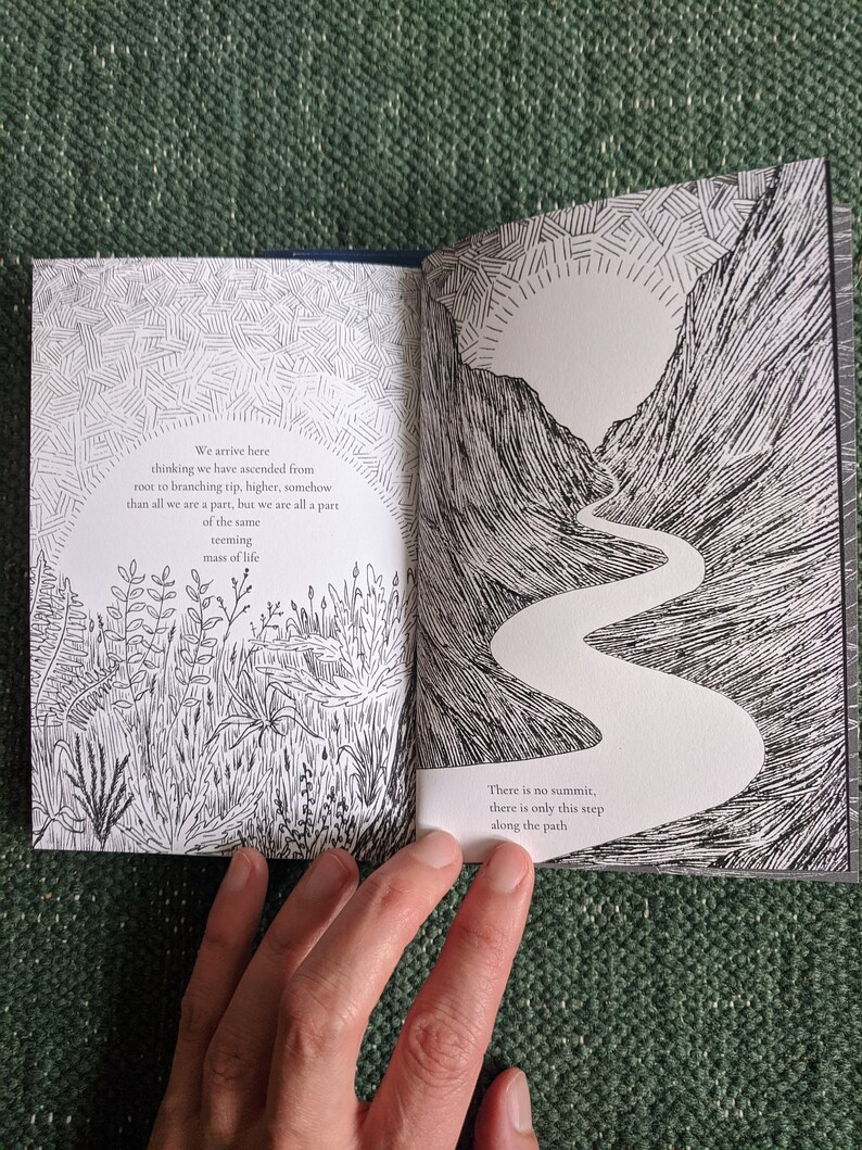 Op de afbeelding: Een zwart-witte illustratie van een kronkelend pad dat een berg oploopt. De tekst luidt: "We komen hier aan en denken dat we van de wortel tot de vertakte top zijn geklommen, hoger, op de een of andere manier, dan alles waar we deel van uitmaken, maar we maken allemaal deel uit van dezelfde weelderige massa van het leven. Er is geen top, er is alleen deze stap op het pad."