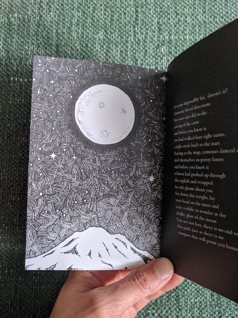Op de afbeelding: Een zwart-witte illustratie van een bergketen onder een volle maan met een sterrenhemel. De tekst luidt: "Irons impossibly far, doesn't it? Somevne listed directions but your cars slid to the craing of the crow and before you knew it you had walked four right turns, a tight circle back to the start Staring at the map, contours danced a tied themselves in pretty knots and before you knew it a forest had pushed up through the asphalt and wrapped its soft gloam about you Set down this weight, lay your head on the moss and stare a while in wonder at the chalky glow of the moon You are not lost, there is no end to this path, just as there is no compass that will point you home"