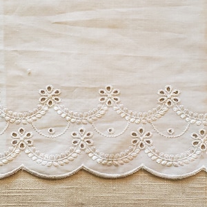Vintage 8 3/4&quot; White Eyelet Lace Sold By The Yard Made In The USA Decorative Sewing Trim Scalloped Venice Chantilly Guipure Bobbin Applique