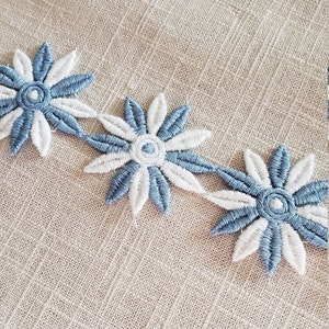 Vintage Big Blue and White Flower Lace Trim Vendido cortado a medida Made In The USA Costura decorativa Festoneada Venecia Aplique Muñeca Cabello Bow