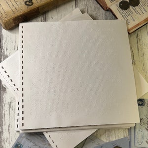 10 bellissime pagine di libri in Braille vintage Carta di cotone spessa e irregolare da libri di storie per bambini Diario spazzatura Decoupage Arte Effimera Tecnica mista
