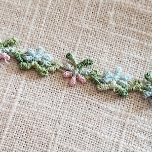 Adorno de encaje con pequeñas flores rosas y azules vintage. Se vende cortado a medida. Fabricado en EE. UU. Aplique decorativo festoneado de Venecia. Lazo para el pelo de muñeca