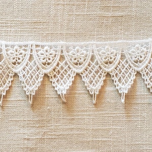 Vintage 2&quot; White Lace Sold By The Yard Made In The USA Decorative Sewing Trim Scalloped Venice Chantilly Guipure Bobbin Applique Raschel