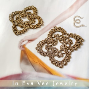 Może przedstawiać: Dwa ozdobne, złote elementy biżuterii o ażurowej konstrukcji. Elementy mają kształt kwadratu ze skomplikowanymi, wirującymi wzorami. Tło przedstawia miękki, rozmyty obraz osoby i tekst "In Eva Vae Jewelry".