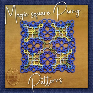 Può includere: Un motivo quadrato all'uncinetto blu, giallo e verde chiamato "Magic Square Peony" su uno sfondo di legno.