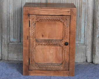 Mesita de noche de madera de mango tallada a mano con estantes